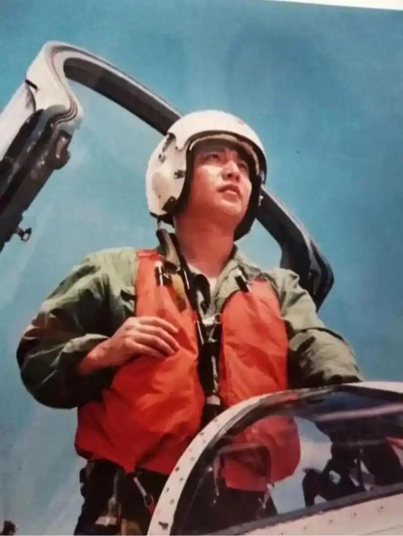 你可能没想到：这次美军坠机的海域，正是24年前王伟烈士牺牲的海域。

最近，美国