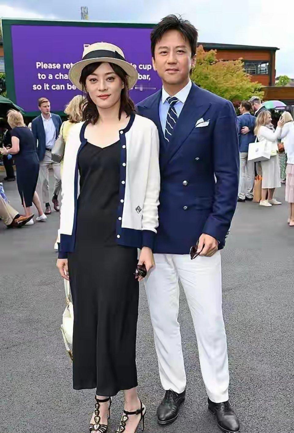 孙俪现在变得越来越有女人味了，邓超看上去也稳重了，和妻子孙俪总是一前一后相敬如宾