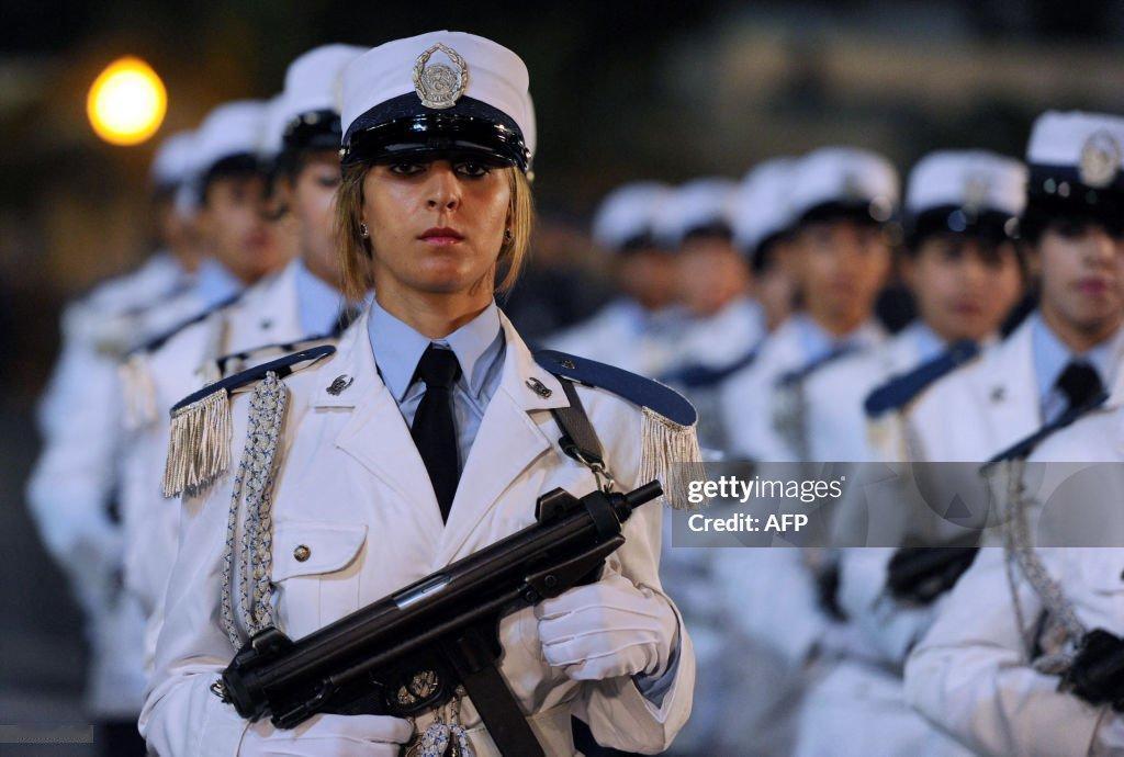 阿尔及利亚女交警与伯莱塔12S冲锋枪