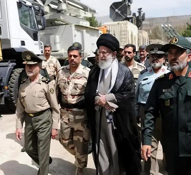 中东上空“斩首”风暴，力度大得让人咋舌。

两名美国官员透了底：在美以联手的空袭