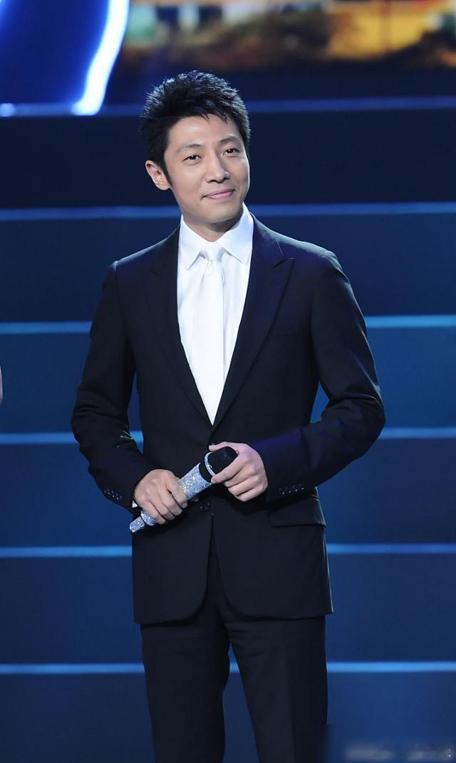 什么演唱会把央视名嘴请去主持了 谁的DNA动了！撒贝宁居然来主持苏州年会，这排面