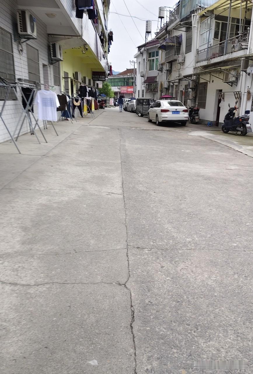 晚上这条路人好少，还有十几天就结束3年的高中啦[呲牙][呲牙]