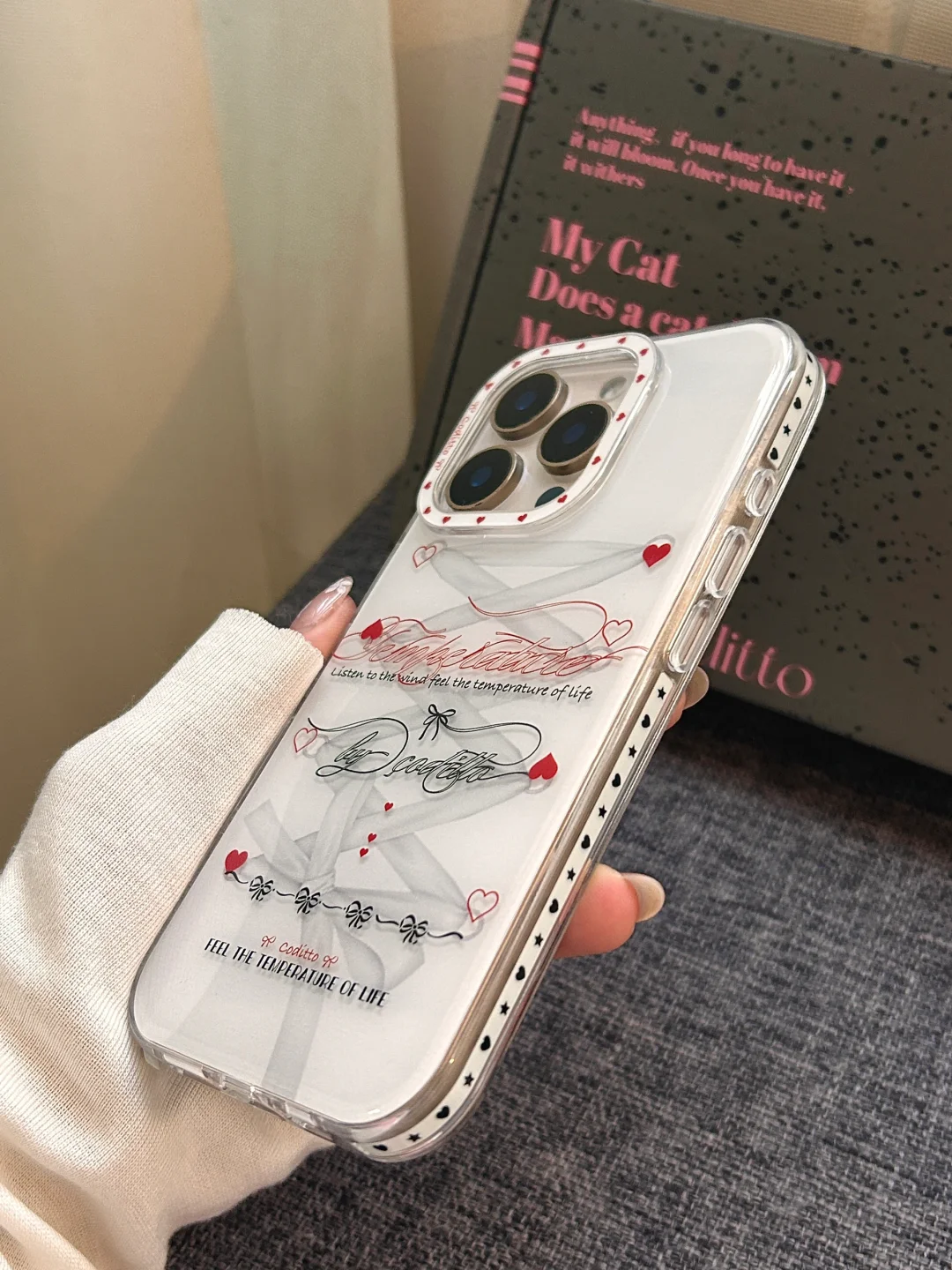 很喜欢的高级感白色手机壳！和沙漠金好配～