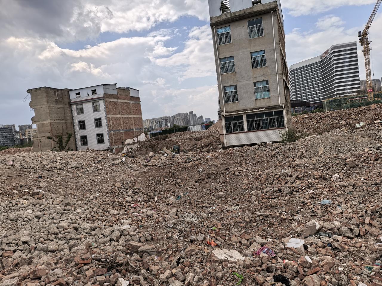 官渡古镇的这个春城瑞府项目上的老房子，还有四家没有搬走了。一期的瑞府基本上都全部