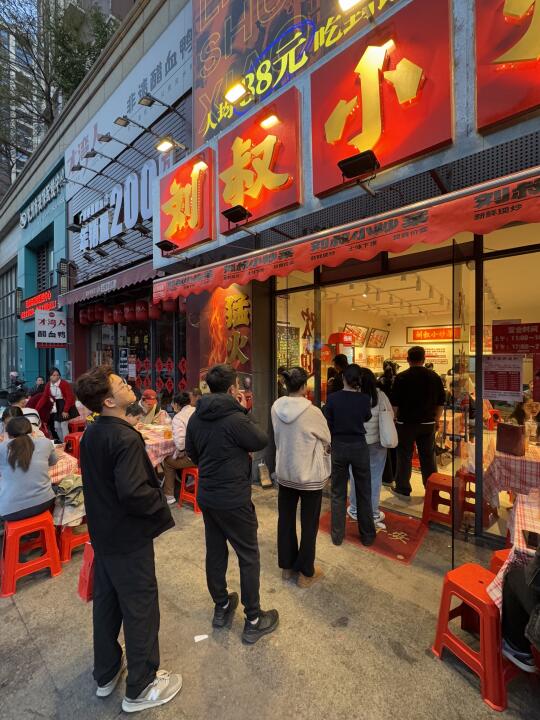 在钦州街边吃的一家小炒店…🥹人群排到街上！
