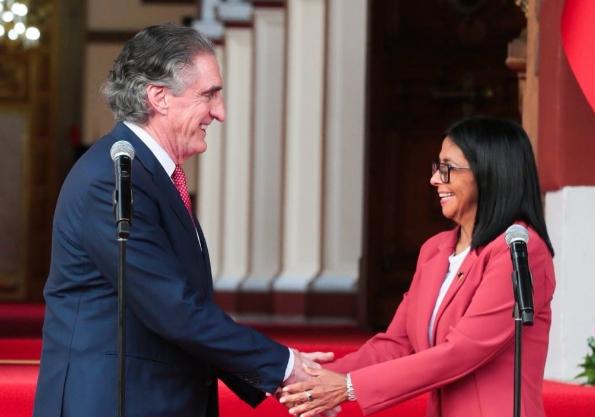 委内瑞拉代总统的态度完全变了，现在的她已经几乎完全妥协，接待了美国内政部长、能源