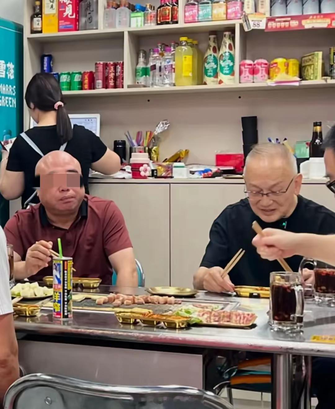 75岁曹查理吃街边烧烤，离婚一年头发全白，无儿无妻晚年靠干儿子！！！ ​​​