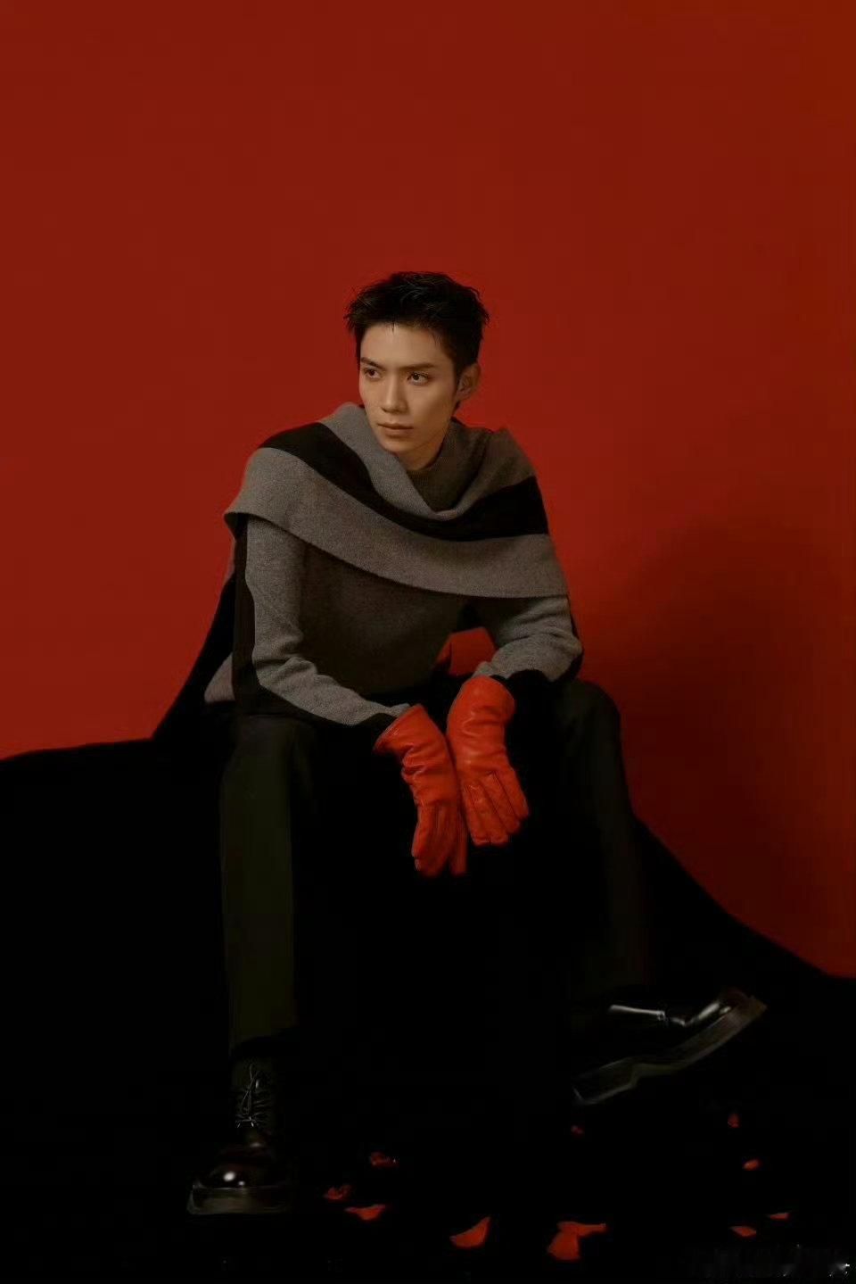 罗一舟唱跳舞台梦回青你罗一舟的唱跳舞台太戳人了！基本功扎实到肉眼可见，动作力道收