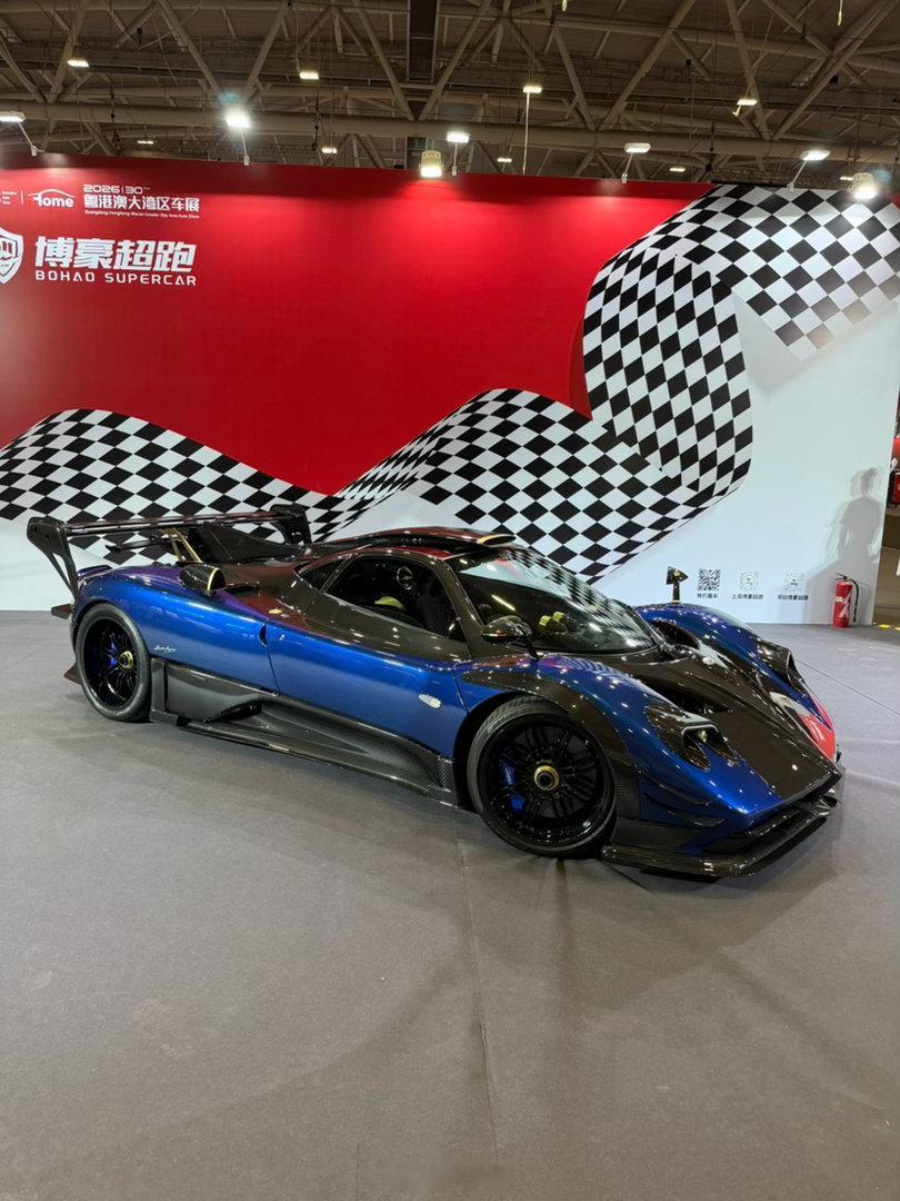 神车馆C位，大家非常熟悉的Zonda MY照片见过很多了，实车第一次见，依然震撼