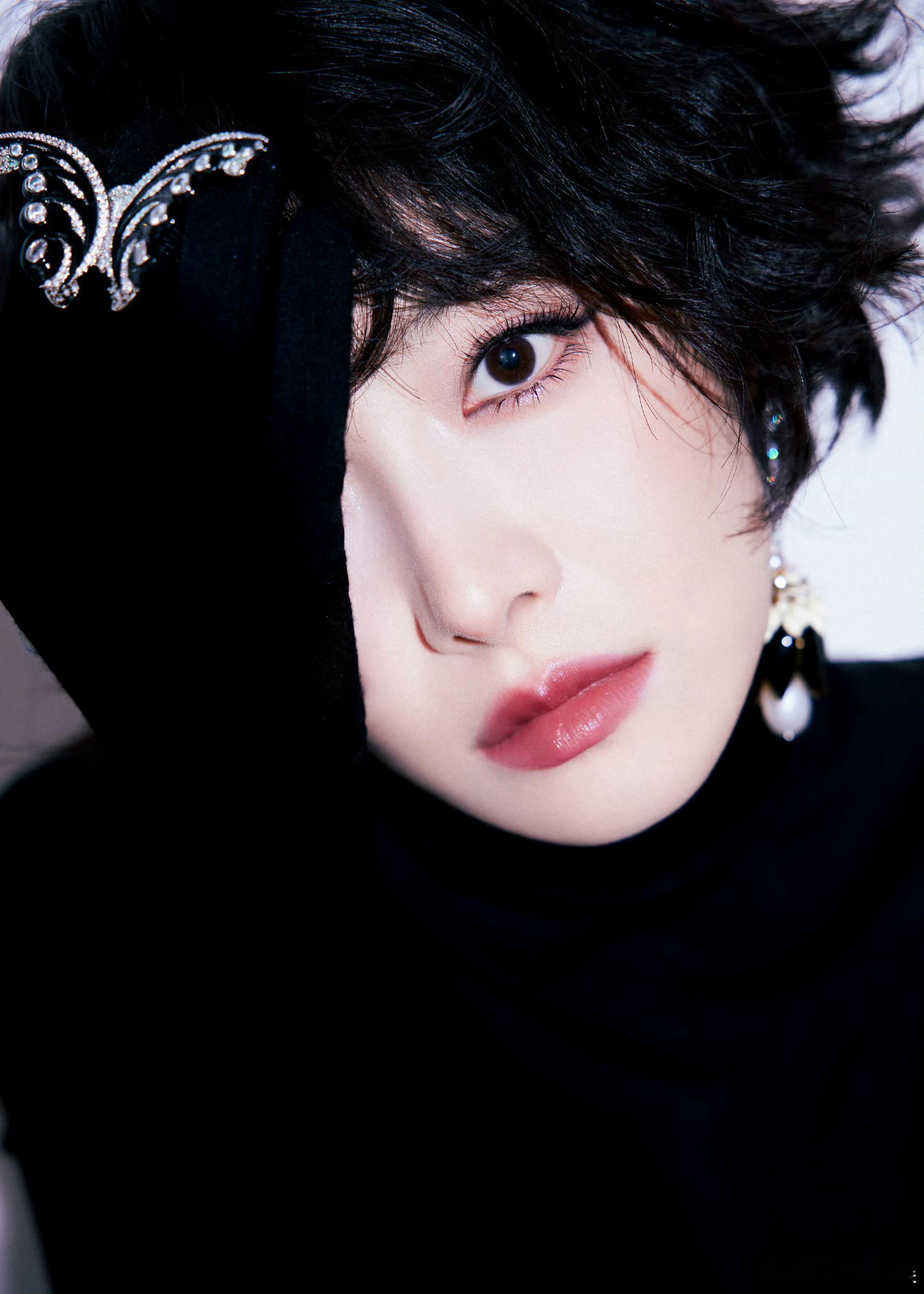 宋茜鬼马酷姐宋茜黑天鹅长裙宋茜黑天鹅长裙，鬼马酷姐，绝啦好看 