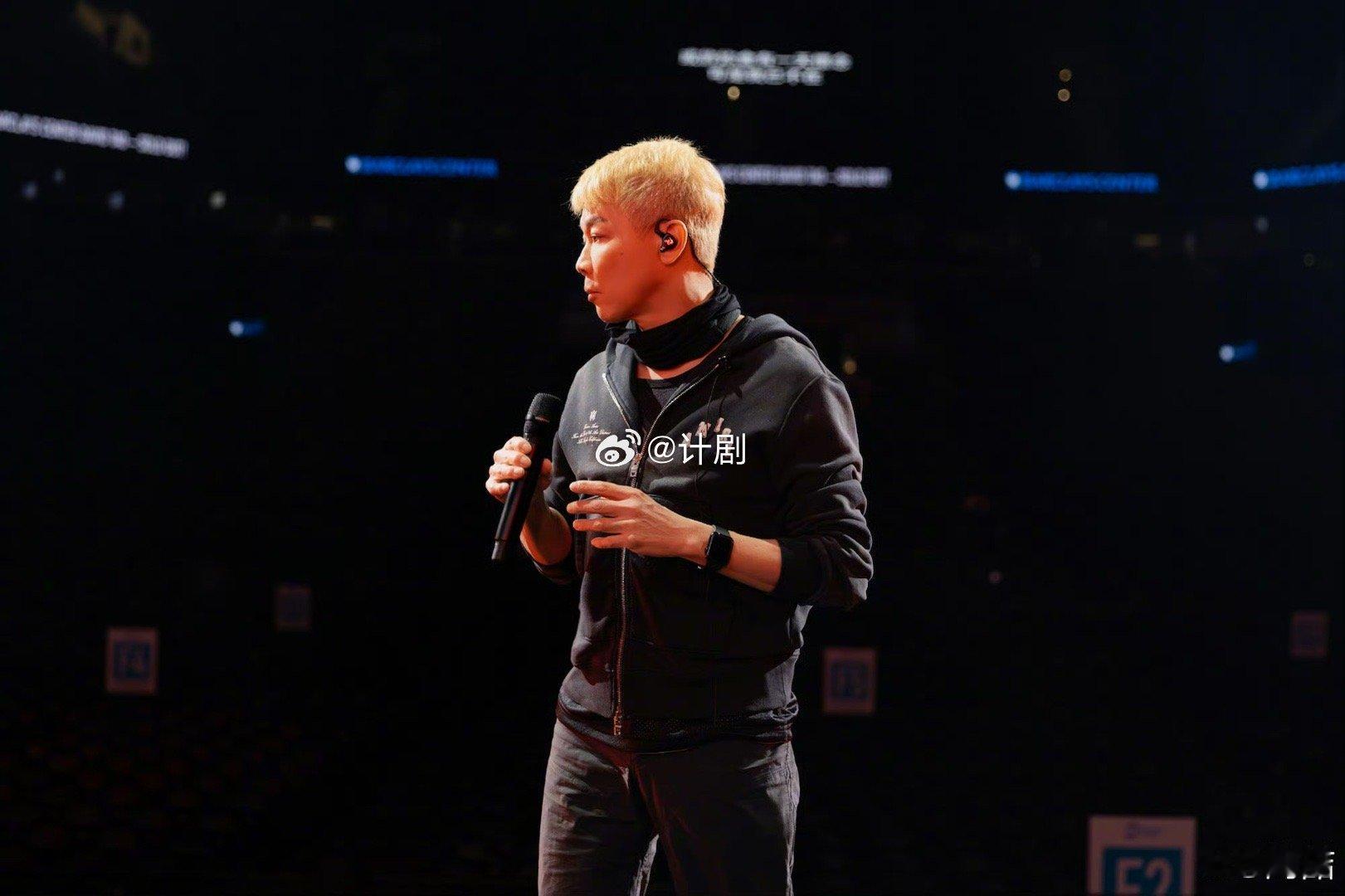 看个陶喆连织带拿的 陶喆演唱会现场简直是大型手工课堂，彩带纷飞，观众们边听边织，