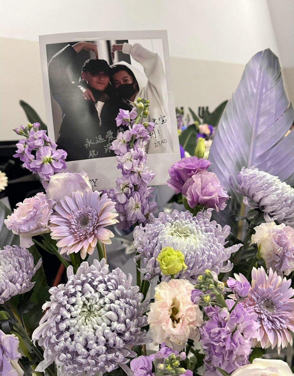 黄子韬给王鹤棣演唱会送花篮了黄子韬给王鹤棣送花篮了 黄子韬给王鹤棣送花篮了！！黄