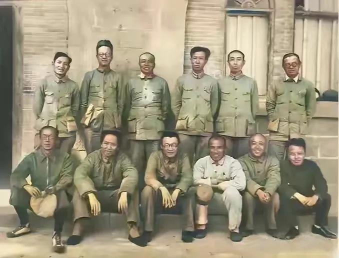 1938年，延安。经过万里长征抵达陕北没多久的毛主席等人，衣着简陋，随意坐着或站