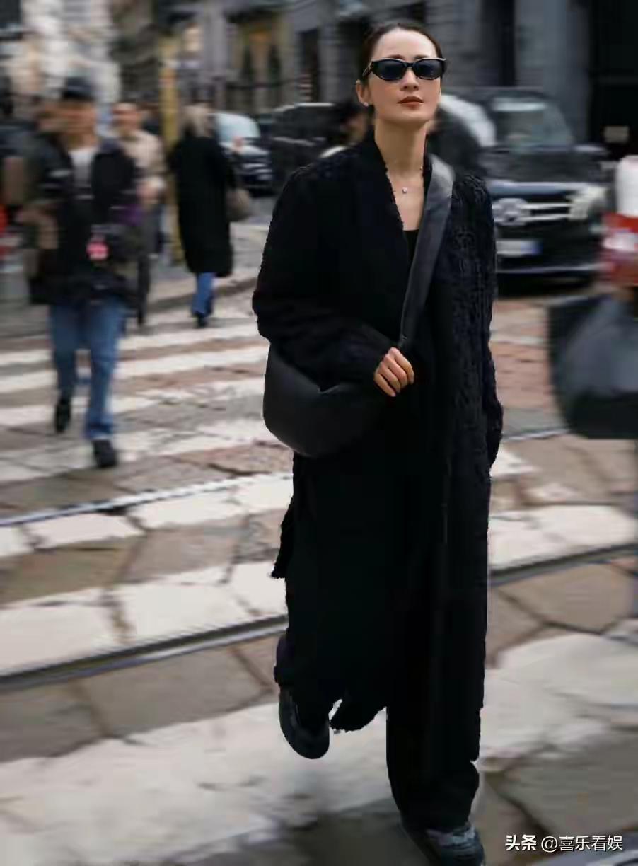 50岁明星穿着打扮干练利落，气场十足，魅力尽显[比心]