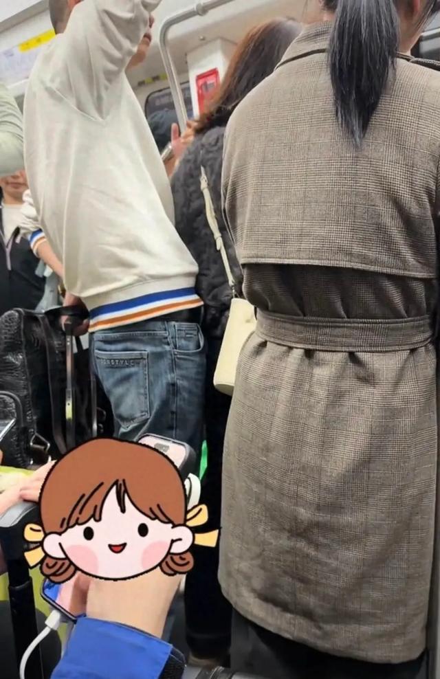 长沙地铁惊现“灰夹克”猥亵狂魔！女子两秒视频引爆全网，警方闪电出击出租屋泡面刚泡