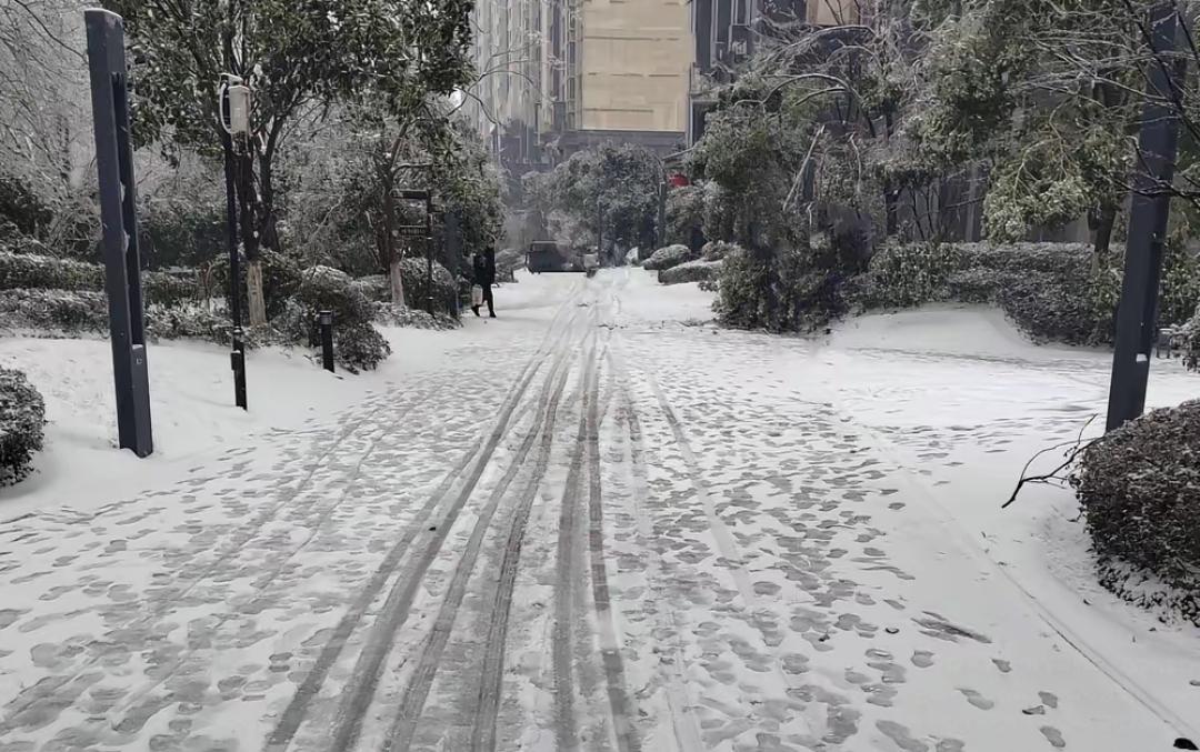 下雪了，小区里没人扫公共路。物业说不是他们的责任范围，住户也觉得反正有人会管。以