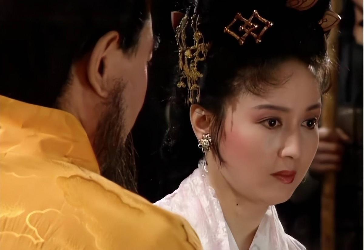 189年，美貌的何太后已喝下董卓递来的毒酒，此时她已眼神溃散，一时间，她儿子被废
