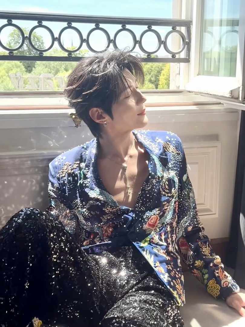 “请我迷人 还请我艳情透渗似我盛放 还似我缺氧乖张由我美丽 还由我贪恋着迷怨我百