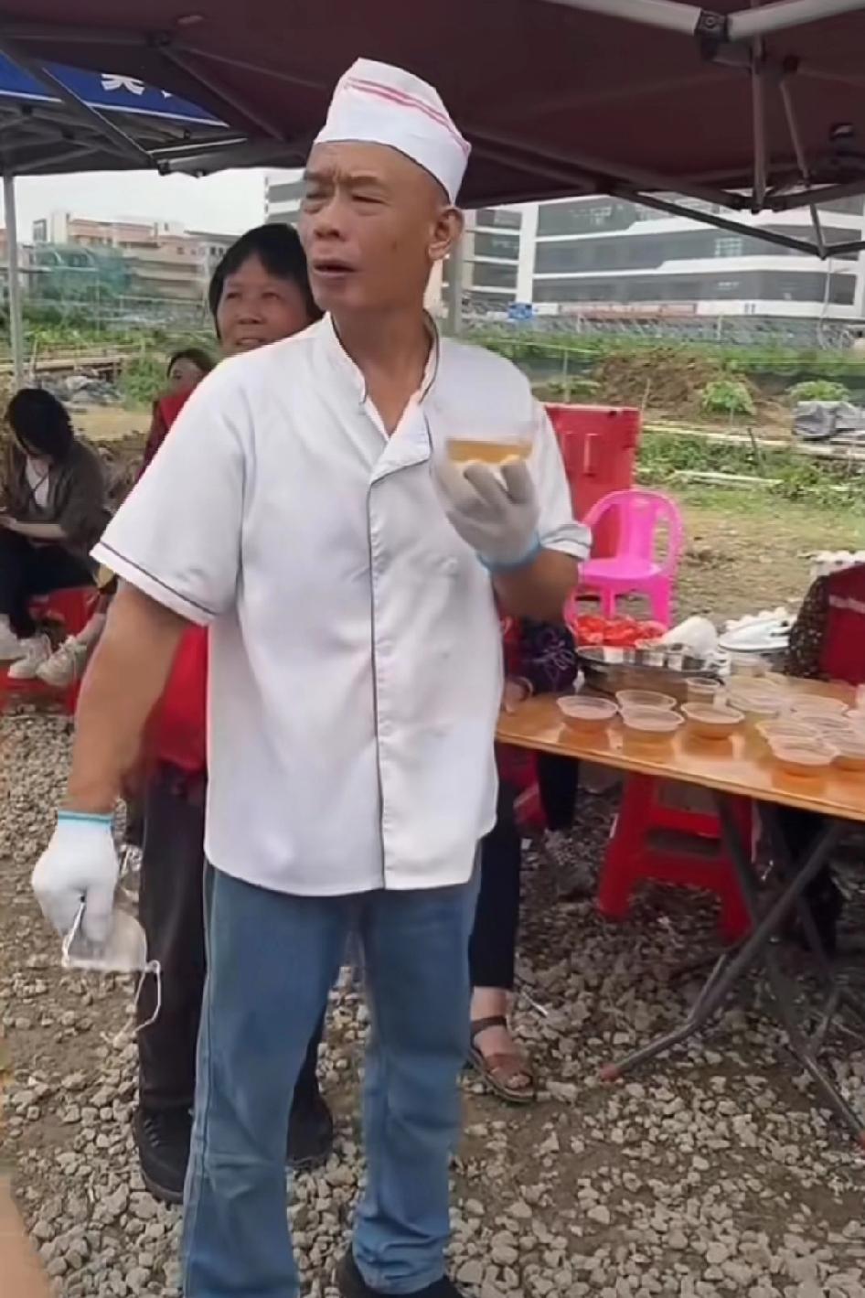 老莫昨天又被领导“约谈”了，今天就愁眉苦脸的把厨师帽子衣服手套全部穿搭整齐了。