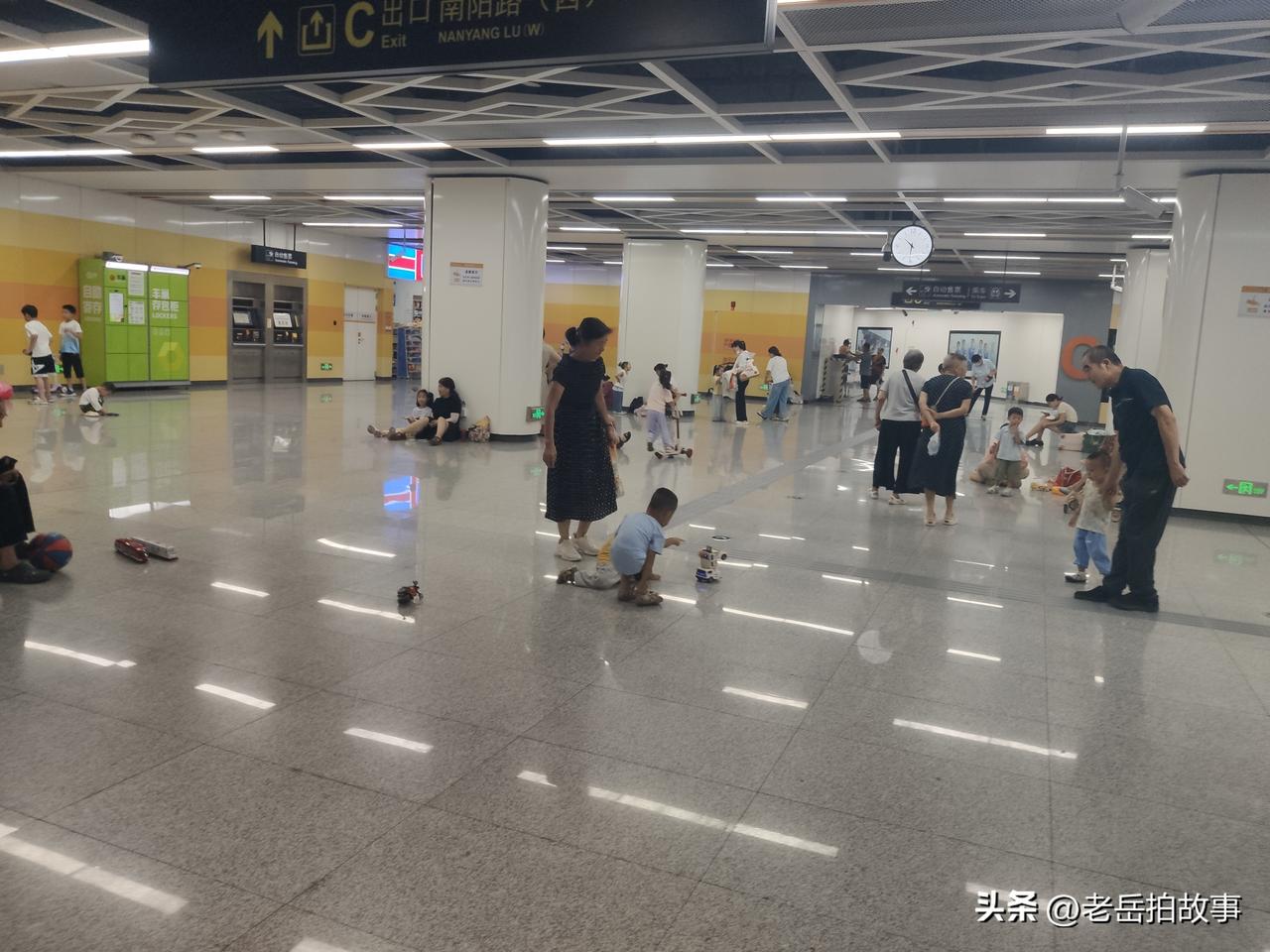 郑州地铁纳凉避暑点里听大爷谈感受！
今日立秋，莫不是应了秋老虎一说了？一大早就热