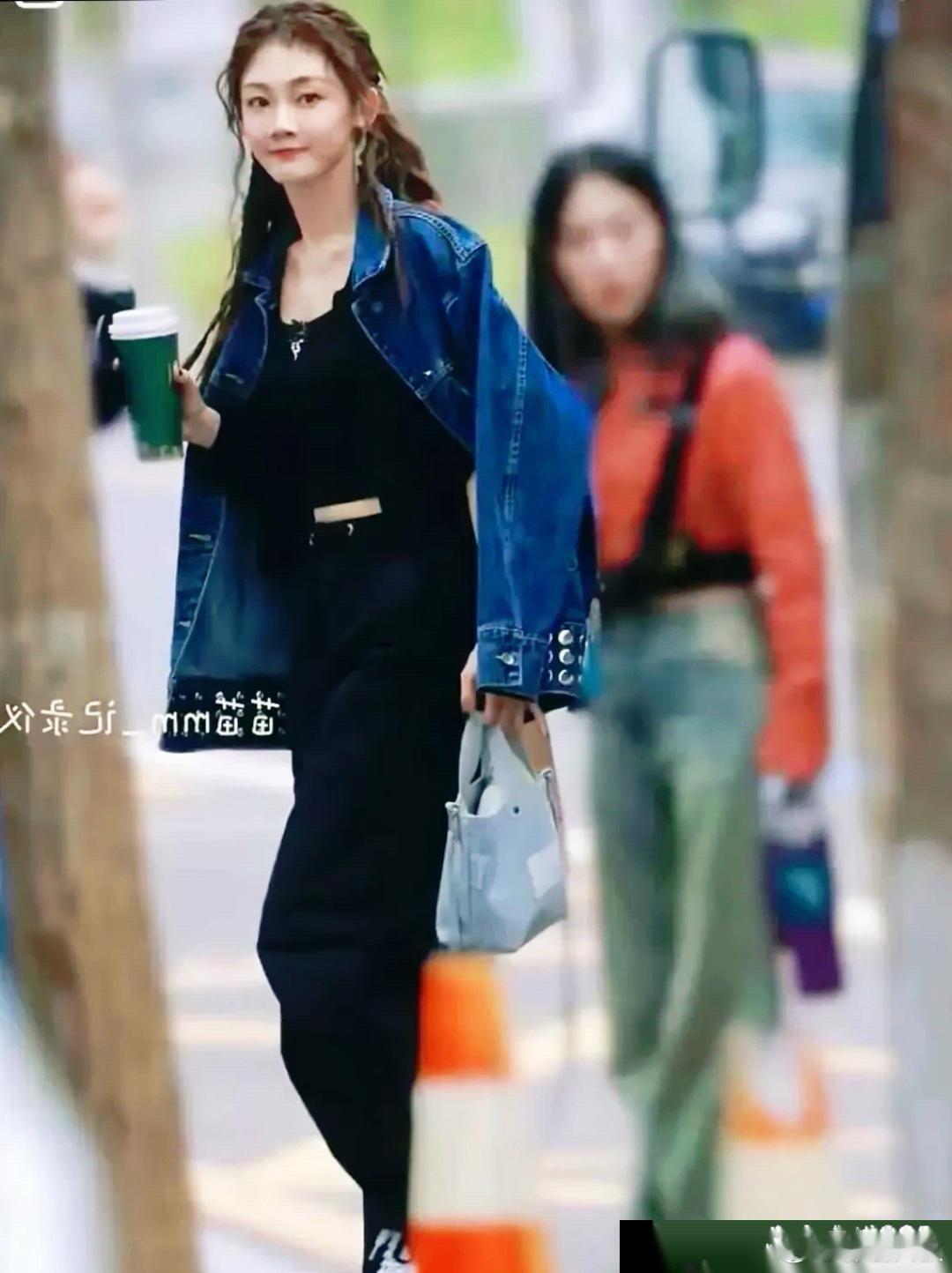 苗苗意外走红火爆全网，郑凯赚到了 ​​​