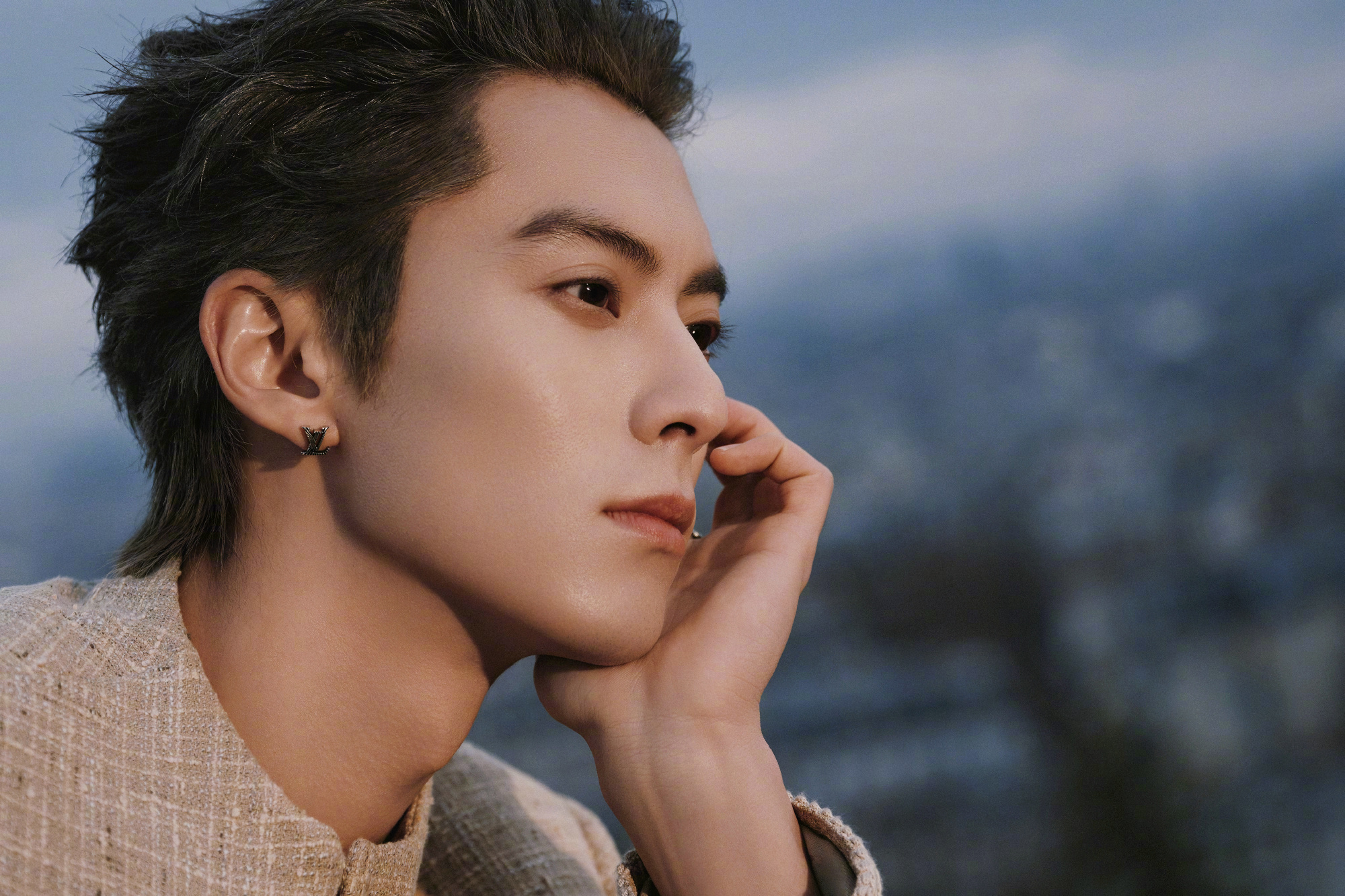 王鹤棣 亮相 LV大秀 造型大片，身着26早秋系列男装出镜，简约率性搭配，冷峻有