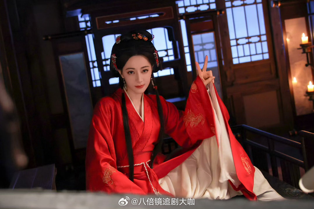 迪丽热巴问陈飞宇抓够了吗迪丽热巴和陈飞宇在电视剧《白日提灯》的花絮，给我嗑的忍不