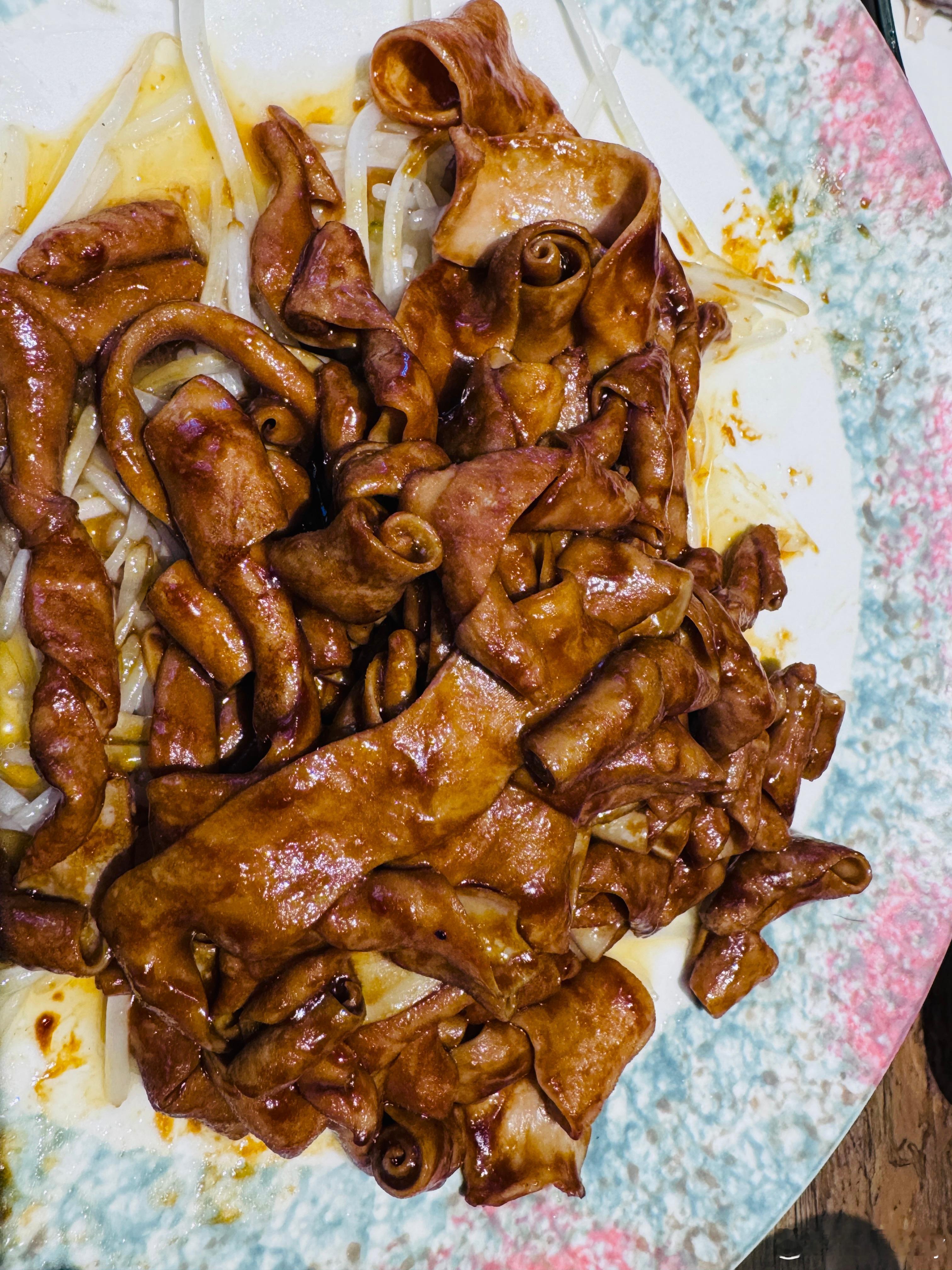 今年广州车展表面热闹，内在虚无。产品同质化严重，亮点颇少，小姐姐博主个顶个漂亮，