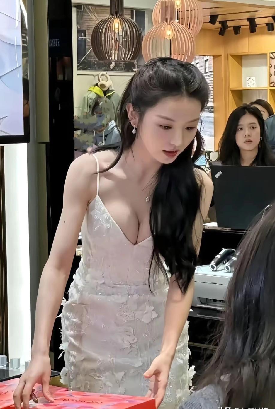 别被田曦薇那张梨涡浅笑、大眼睛扑闪的脸给骗了。
镜头前，她是《卿卿日常》里元气满