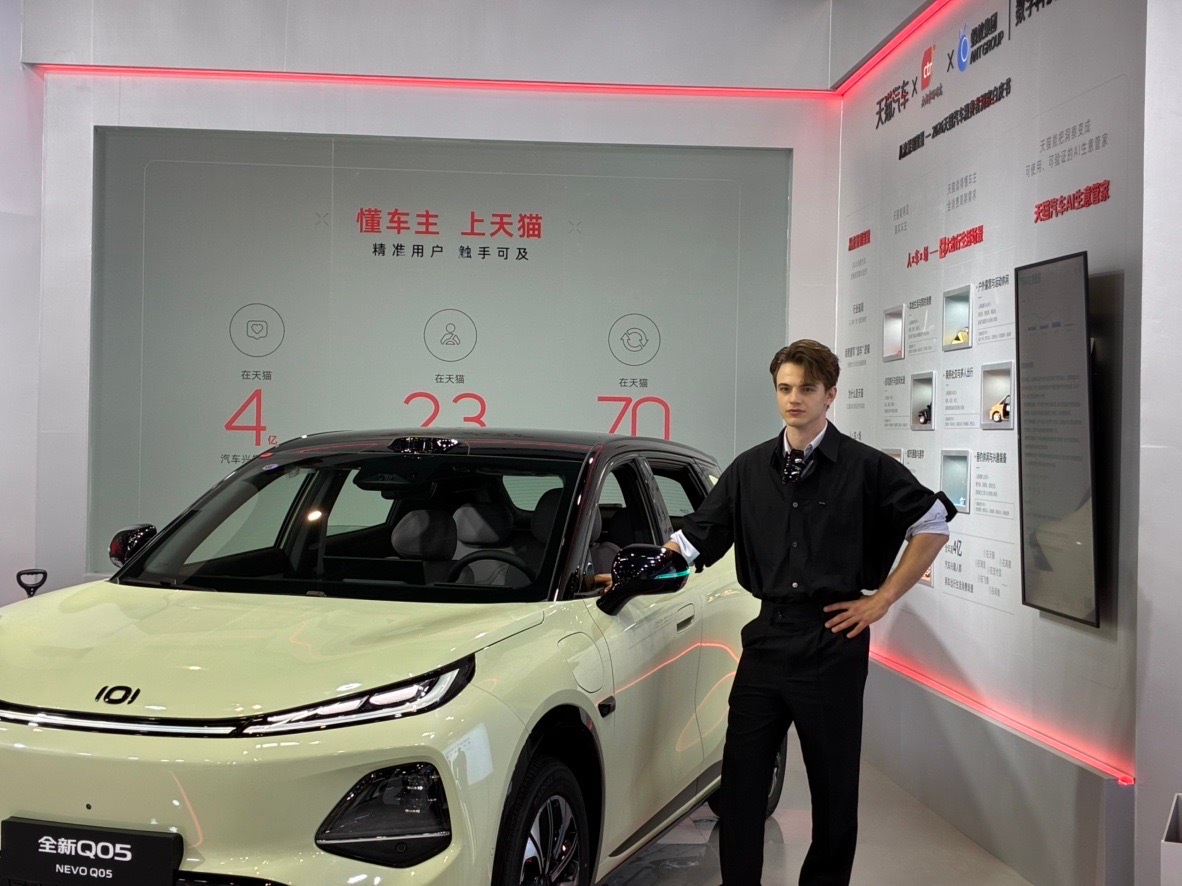 北京车展已开启买买买模式北京车展第一批逛展的人回来了，没人揣一堆宣传单，反倒全是