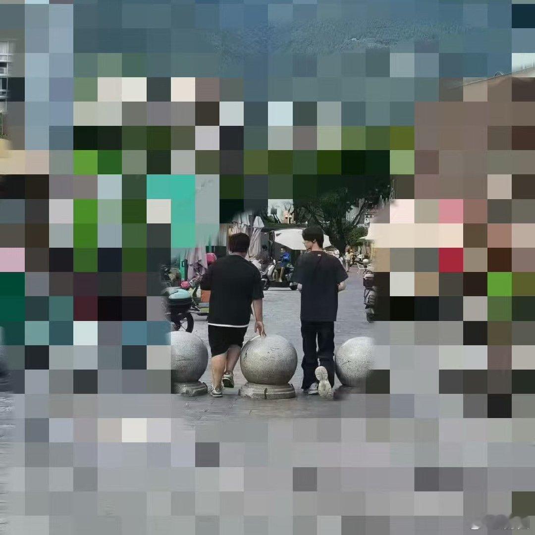 李煜东谁家县偶男主东哥咋不带头盔⛑️，还刷到了这两张，跟朋友一人一辆，还是之前那