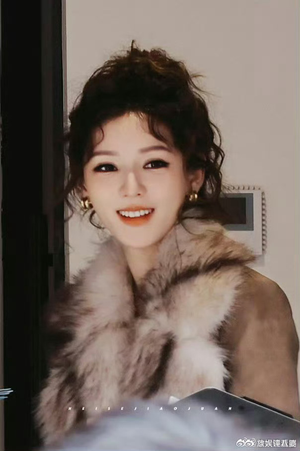 张予曦妈咪变学姐🎀皮衣+牛仔+金丝眼镜是谁被戳中审美心巴!张予曦《合伙人》这波