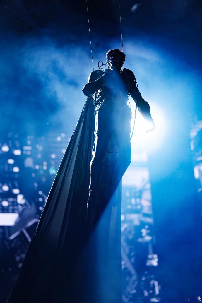 #薛之谦混血感##get到薛之谦了# 薛之谦在近期的演唱会上展现出了无与伦比的帅