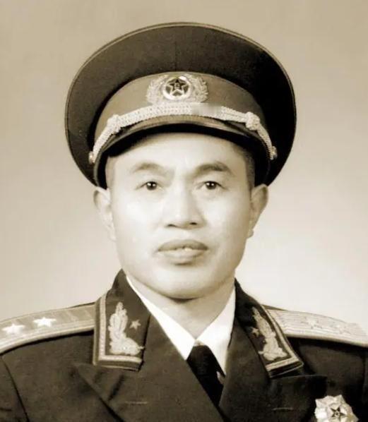 1955年授衔时毛主席了解某将军军衔后拍案大怒，坚决维护老实人的利益，不让吃亏！