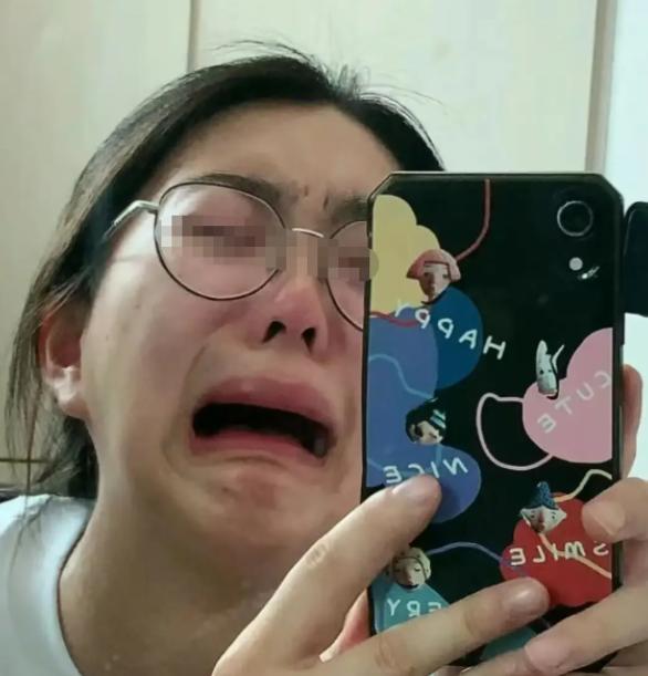 一个女大学生哭诉：“我每个月的生活费根本不够，早餐6元，午晚餐15×2，就是30