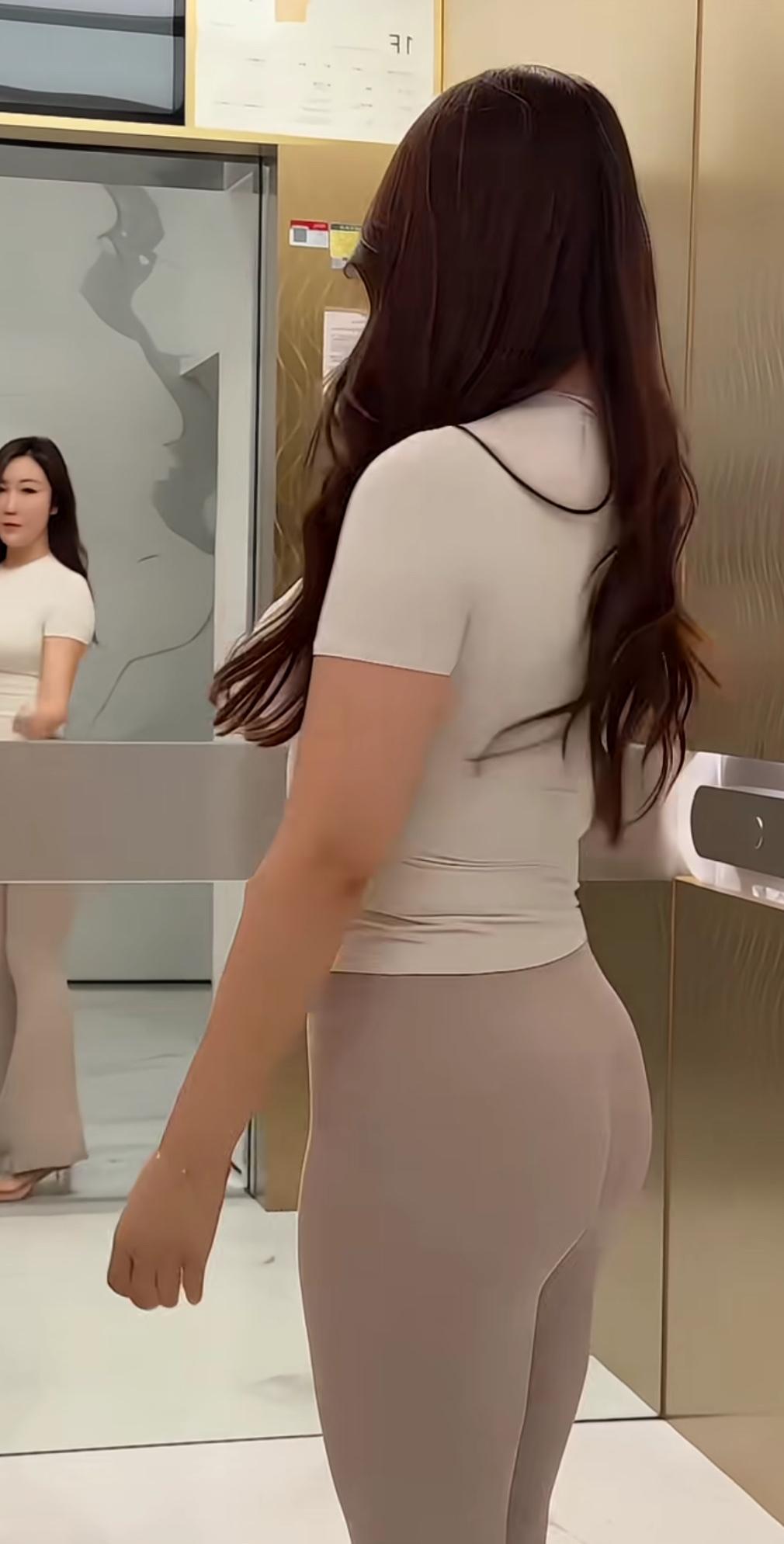 镜中人影动，心随发丝飘。