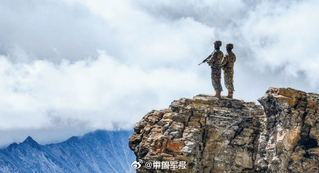 【帮带新兵，老兵再走巡逻路】9月的高原，寒风渐起。一大早，西藏军区某部昆木加哨所