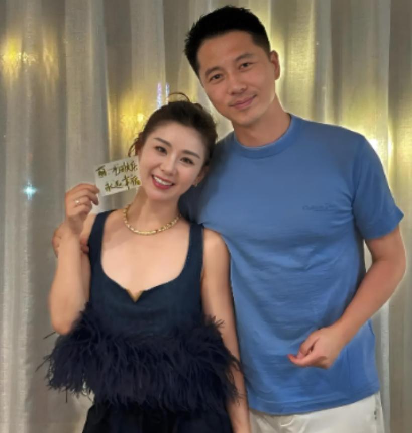 李小萌的妈妈眼光有多毒？当年李小萌痴迷谢霆锋，她妈却扭头相中一个月薪6000的龙