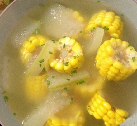 【玉米冬瓜排骨汤做法】：1、排骨洗净用清水浸泡半个小时左右。2、汤锅内放少放油，