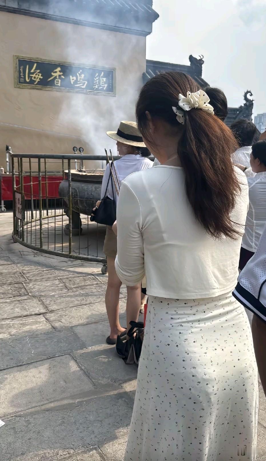 鸡鸣寺上香女孩