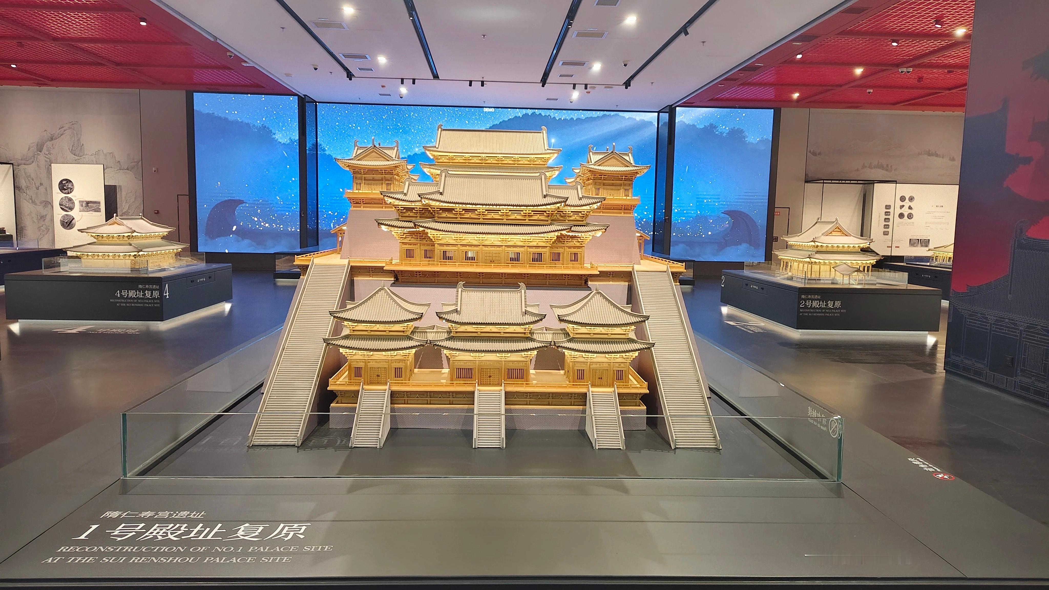 隋朝仁寿宫一号殿址复原图。好家伙，这个一号殿两边的楼梯感觉应该有十几米、四五层楼