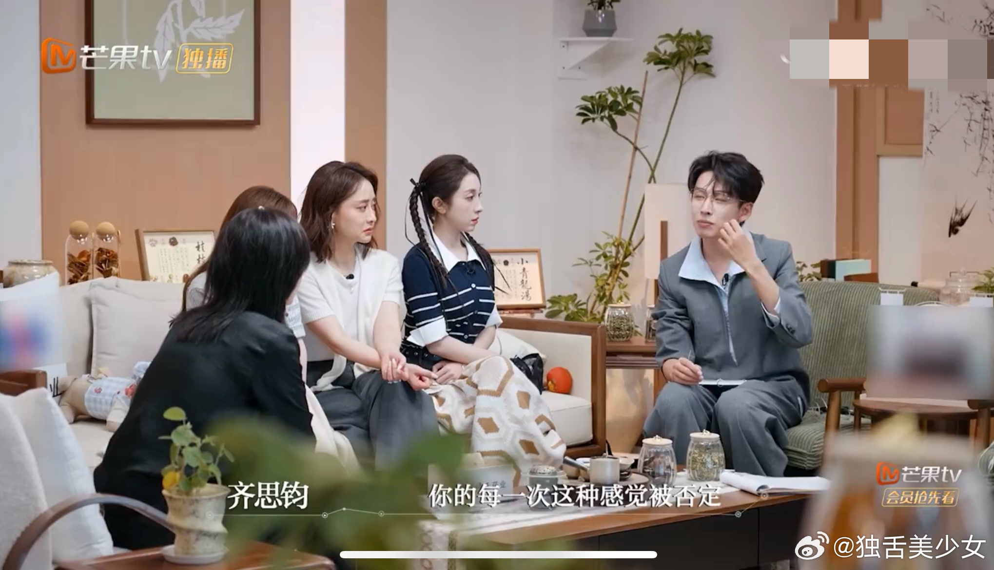 齐思钧谈童年经历说哭李晟 共情就只需要一瞬间，当听到齐思钧聊到家教严格的原生家庭