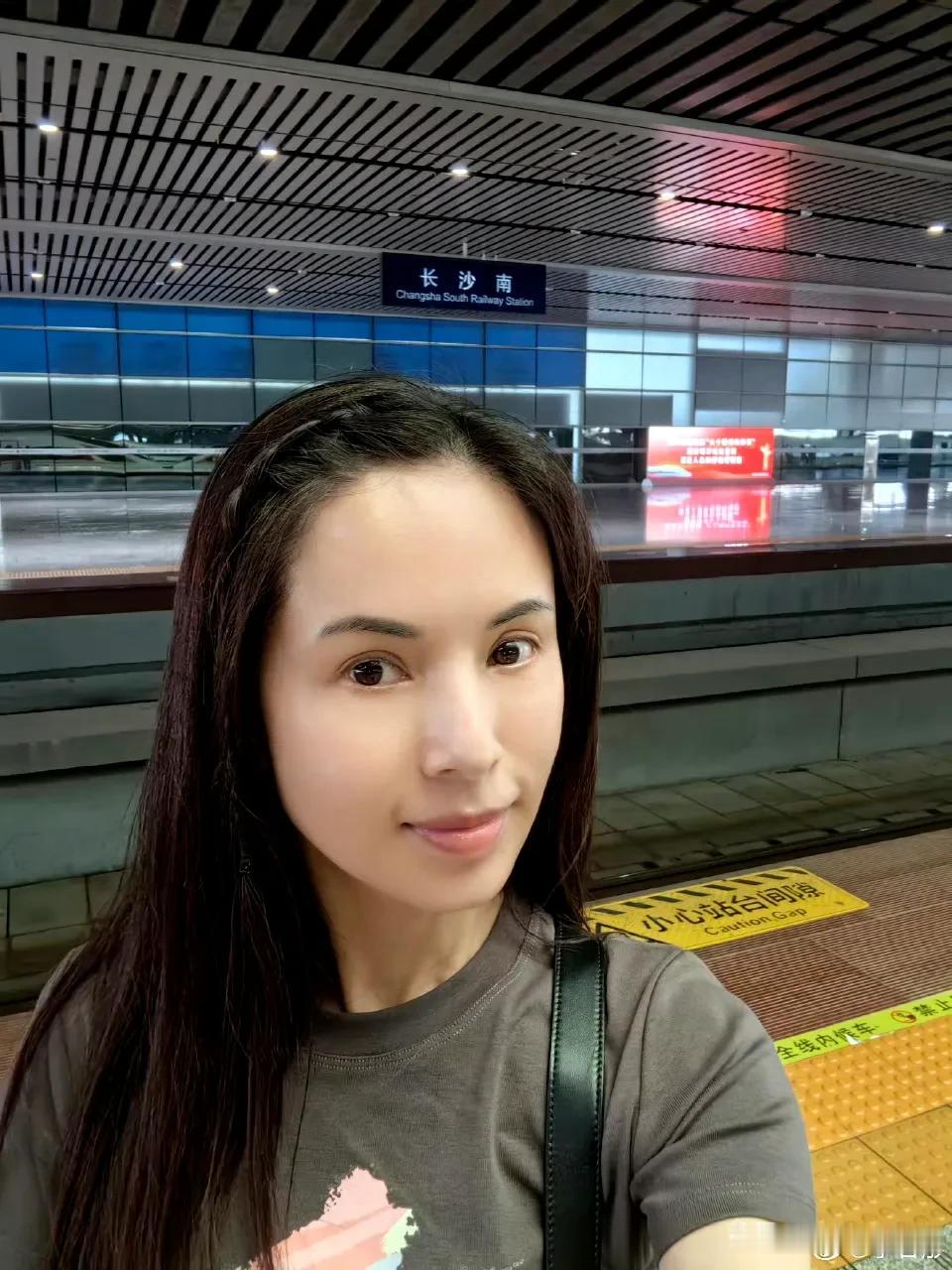 李若彤，引发热议！

5月28日，知名演员李若彤发文称赞中国的高铁，原因是她第一