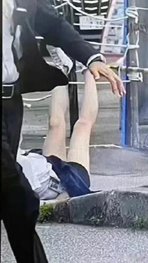 历史上的今天。
著名的JK女生摔倒事件。
很多人对于那一年的今天发生的奈良夏之阵