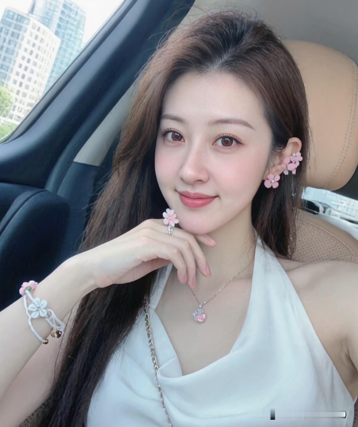 有些人，
遇见就是上上签。
 哪怕没有结局，
他也曾是你漫漫岁月里的一束光，照亮