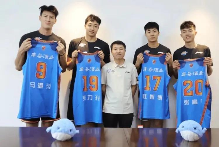 四川签约4名大学生球员，开局不是练习写字，而是让球迷打退堂鼓

四川队上赛季就任