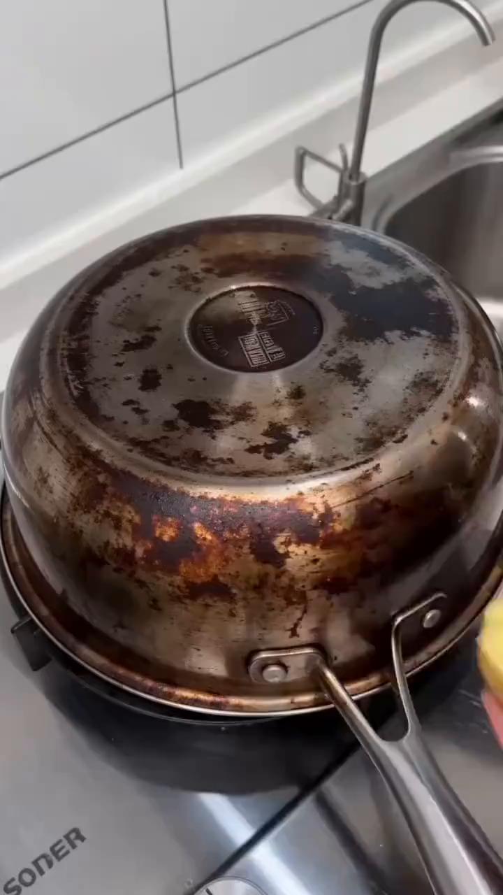 把食盐撒在土豆切面上，然后对着锈迹处用力擦，土豆里的淀粉会和食盐形成研磨剂，轻松