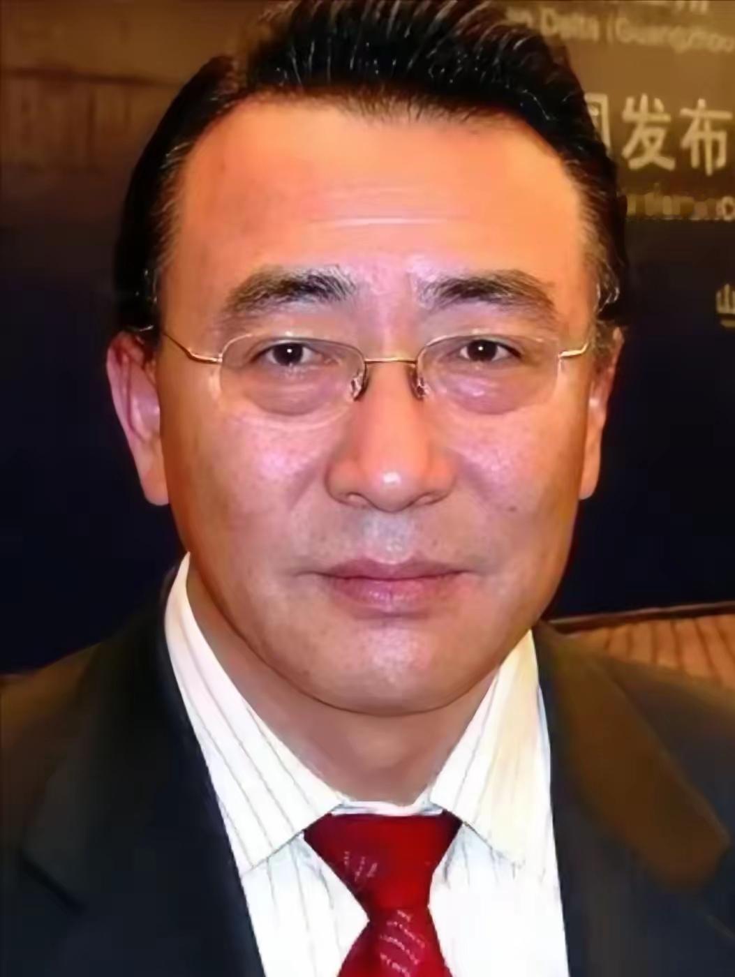 外卖小哥急刹车时手一抖，餐盒“哐当”一声扣在地上，这对舅甥接下来的反应，直接让刷