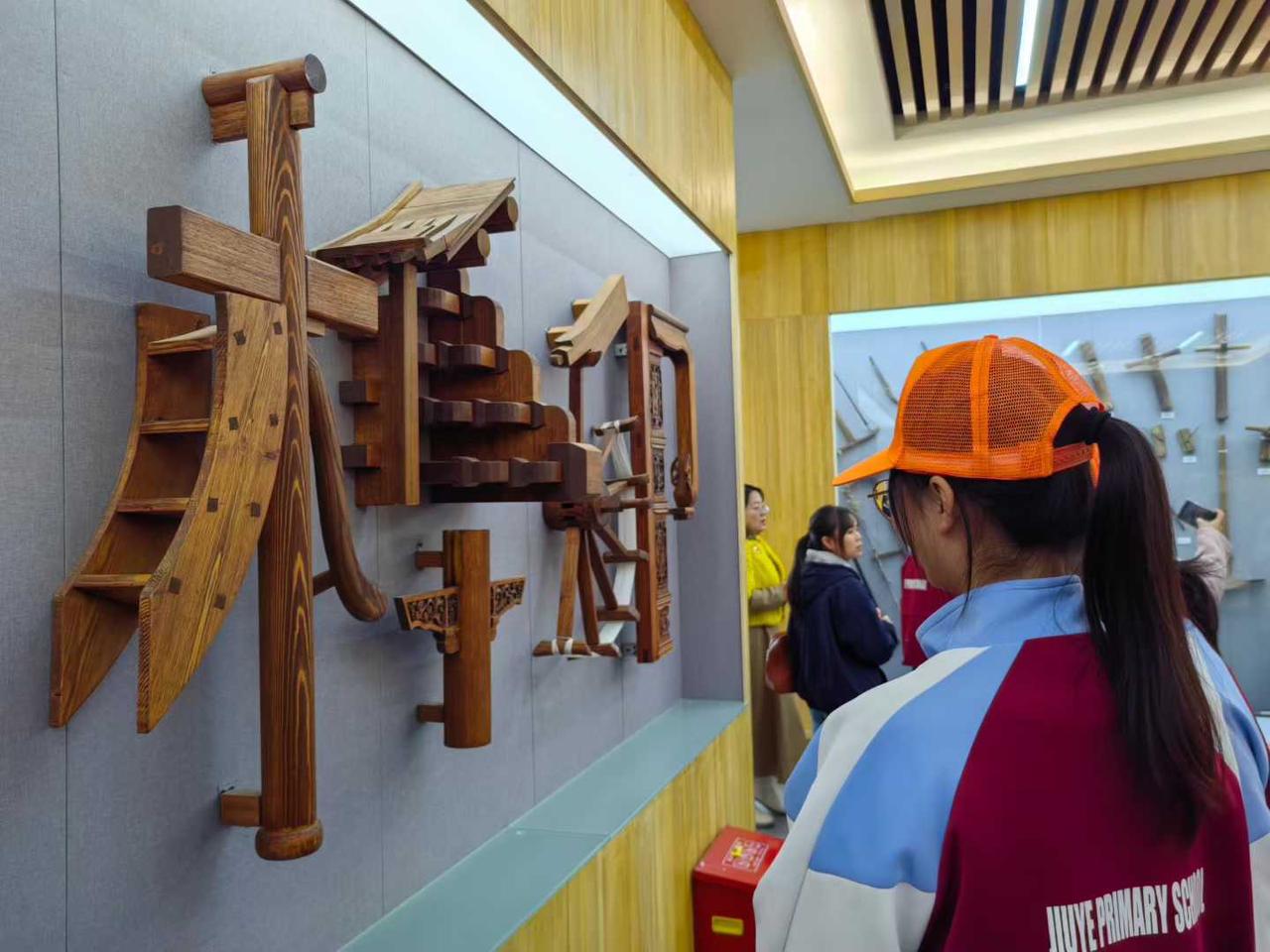 踏古道，觅张良风骨；
挥匠魂，拾鲁班的斧痕。
在青砖黛瓦间，把历史吟成诗，把匠心