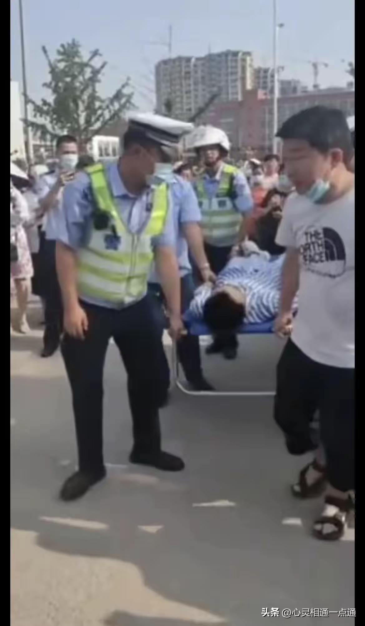 手术完不到10个小时，他被抬进了高考考场
 
昨天早上，简阳中学考点门口停了一辆